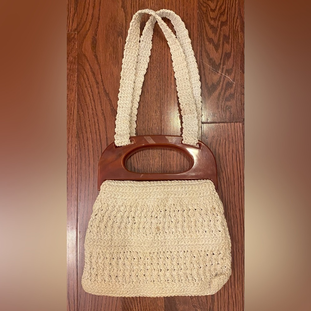 Vintage Macrame Crotcheted Handbag Beige W/Plastic Amber Handles 1970’s Pockets